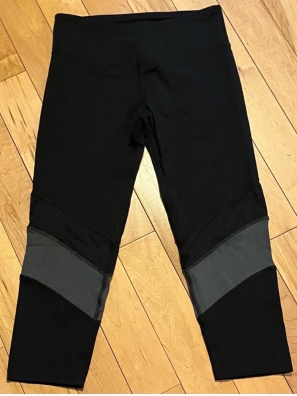 Hard Tail Black and Gray Cropped Leggings size medium